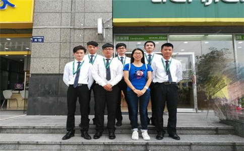 企業(yè)工商管理就業(yè)學(xué)生合影